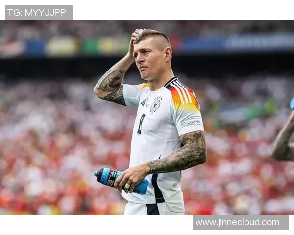 克罗斯：从中场指挥官到足球战术革新的引领者与传奇之路